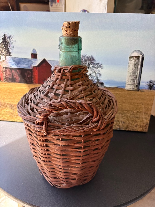 Viresa Liquor Bottle in wicker Basket with Handles cork stopper