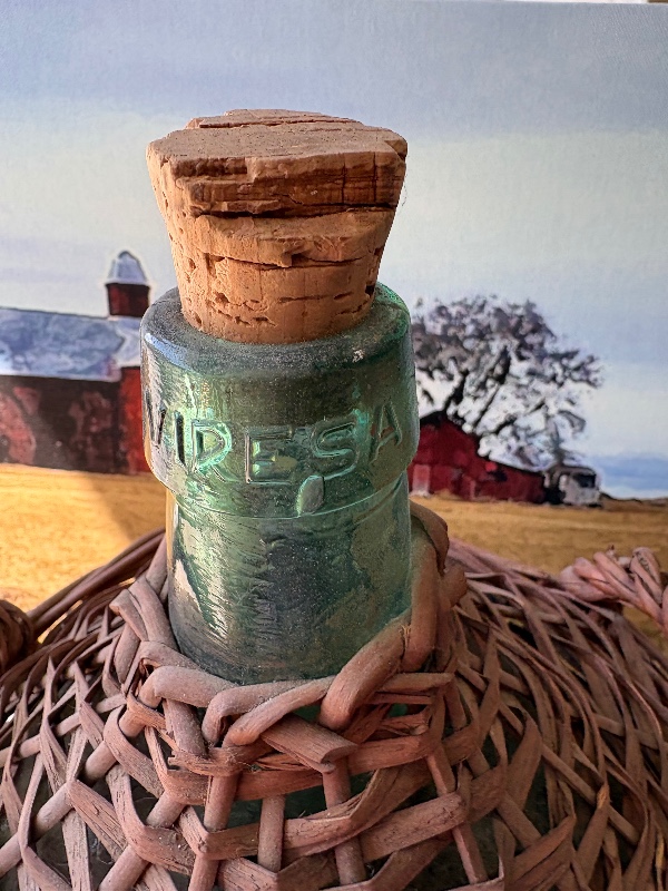 Viresa Liquor Bottle in wicker Basket with Handles cork stopper