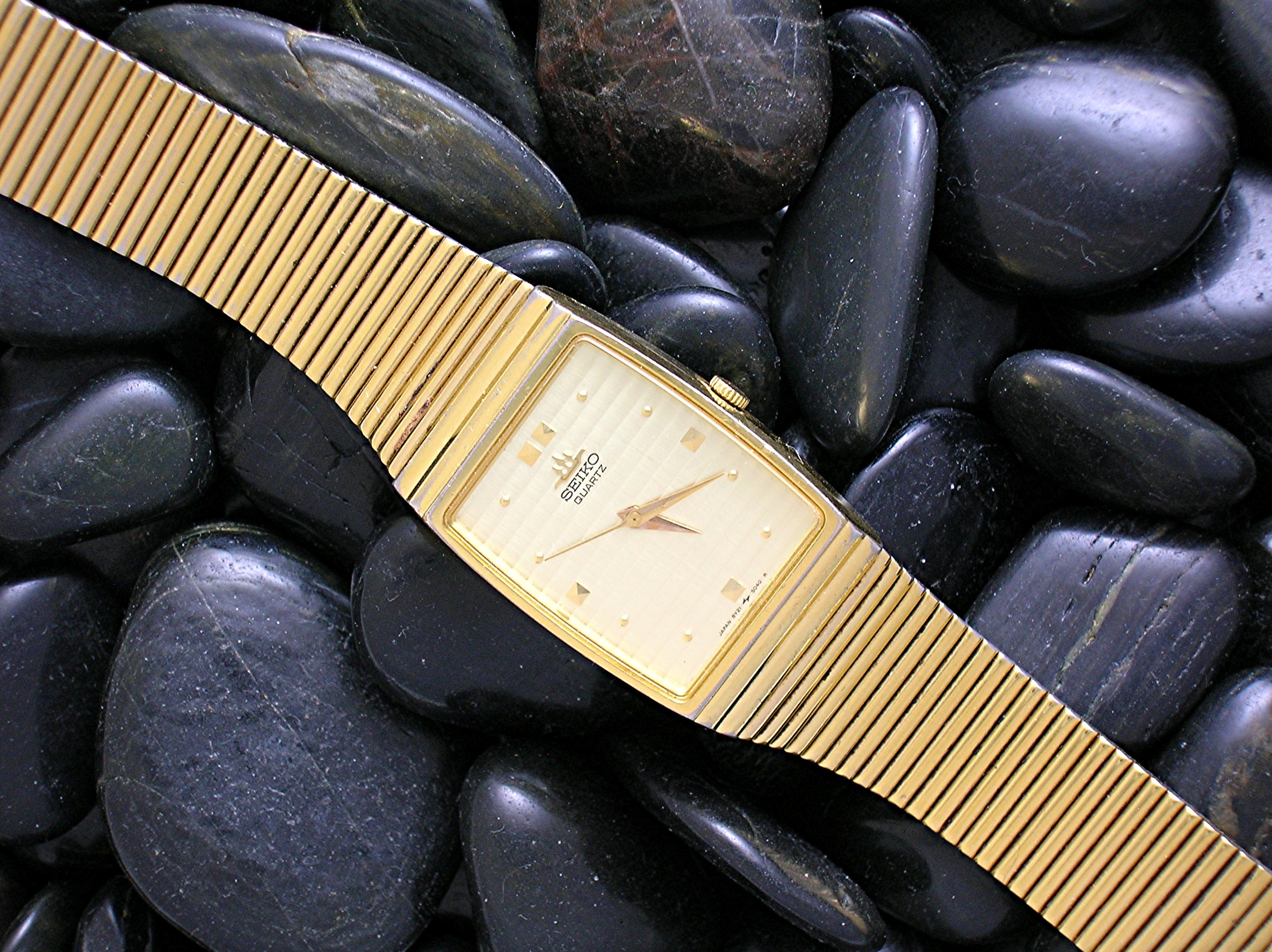 Seiko quartz men's dress wrist watch . . . .