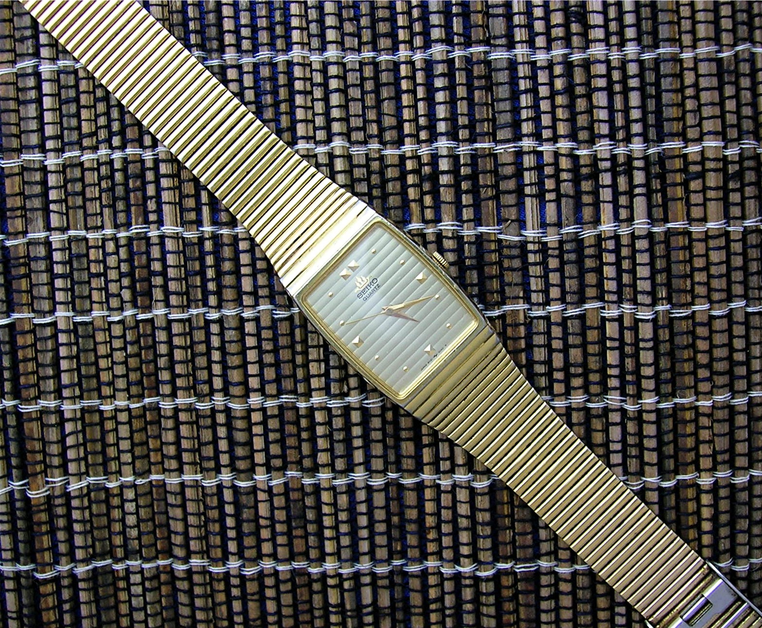 Seiko quartz men's dress wrist watch . . . .