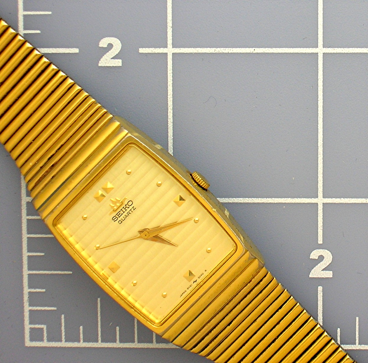 Seiko quartz men's dress wrist watch . . . .