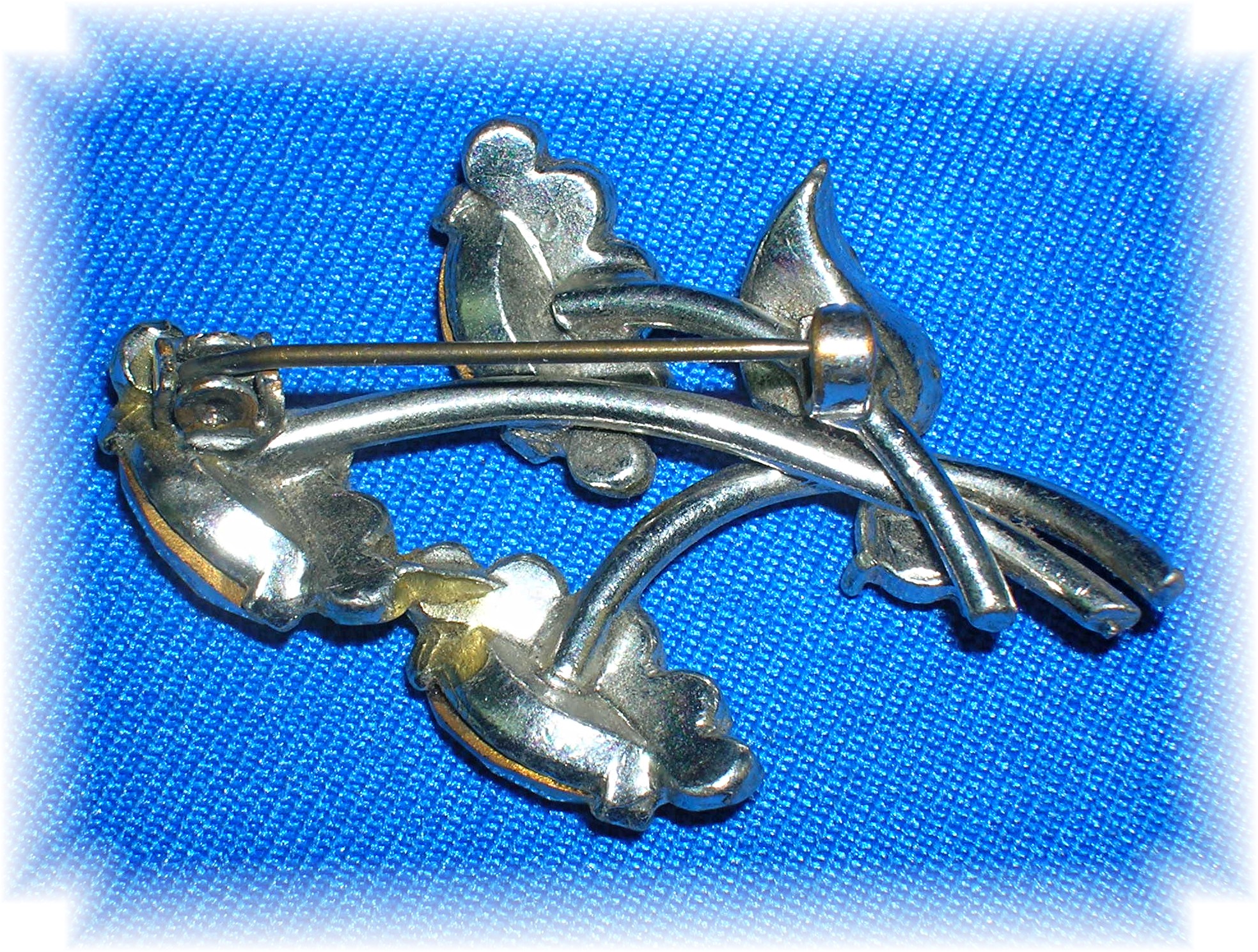 Rhodium Silvertone rhinestone flower brooch