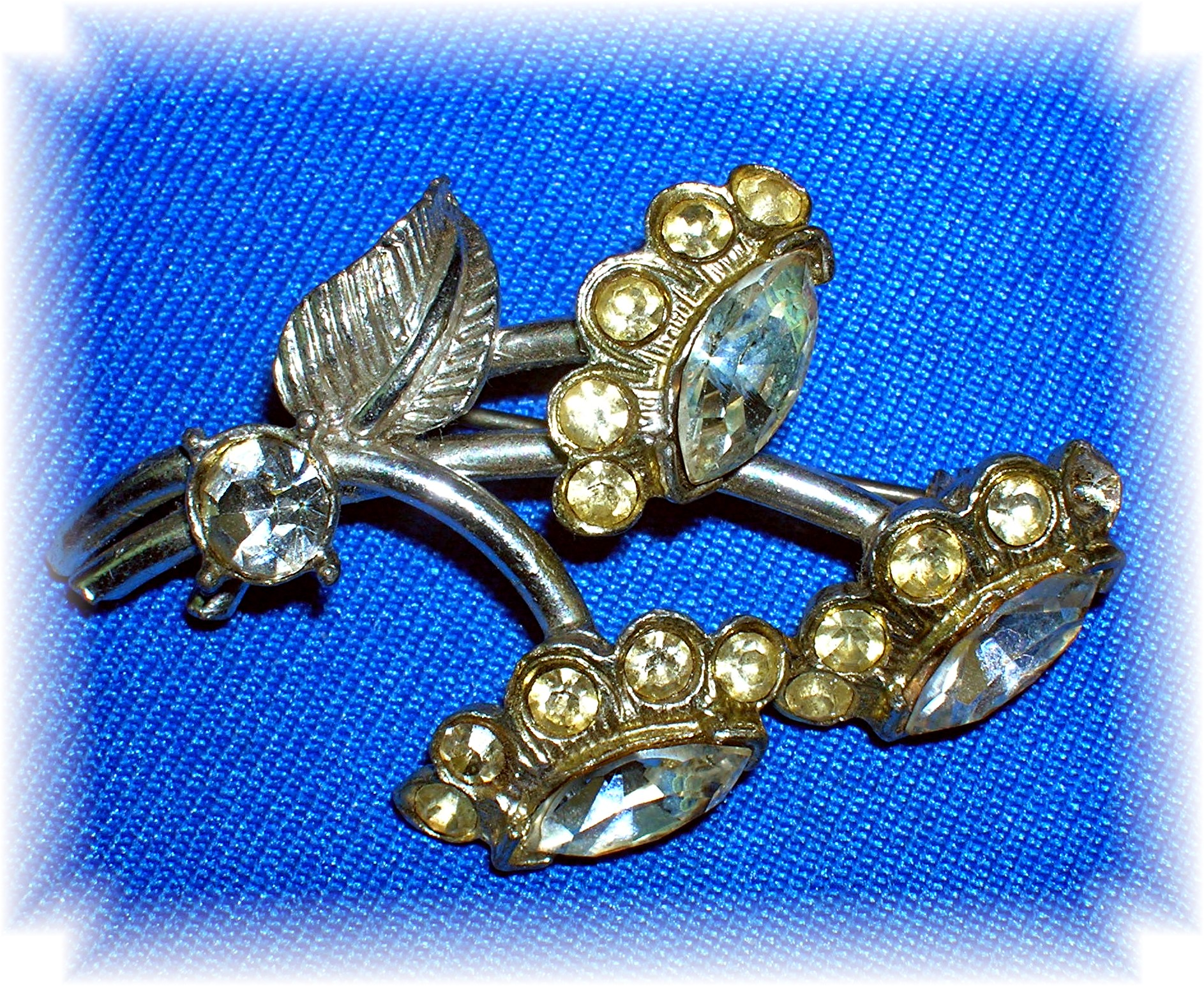 Rhodium Silvertone rhinestone flower brooch