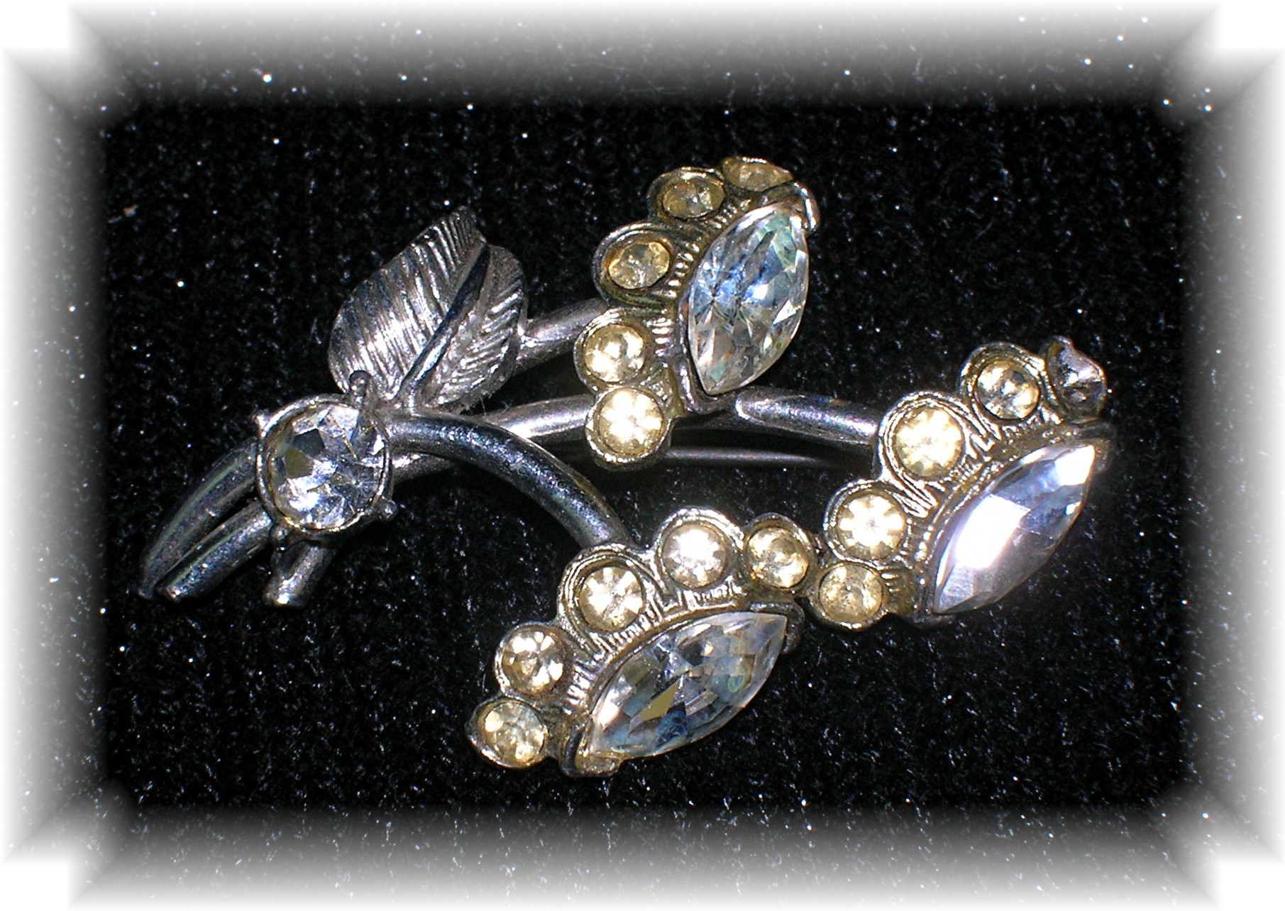 Rhodium Silvertone rhinestone flower brooch