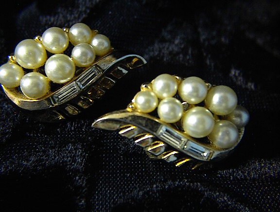 Earrings TRIFARI Goldtone Pearl & Baguette Clip