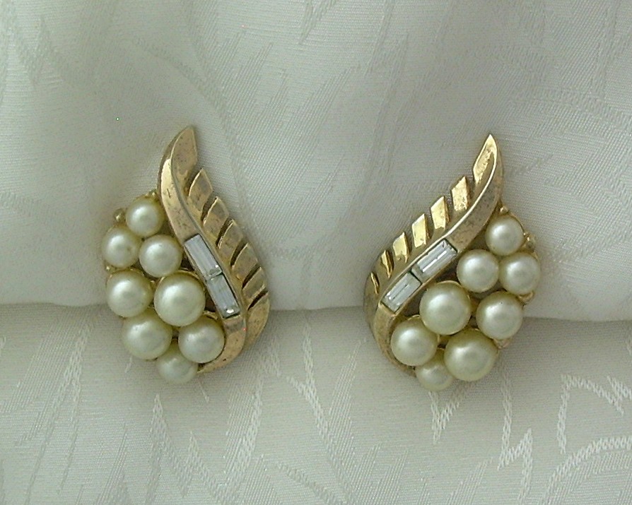 Earrings TRIFARI Goldtone Pearl & Baguette Clip