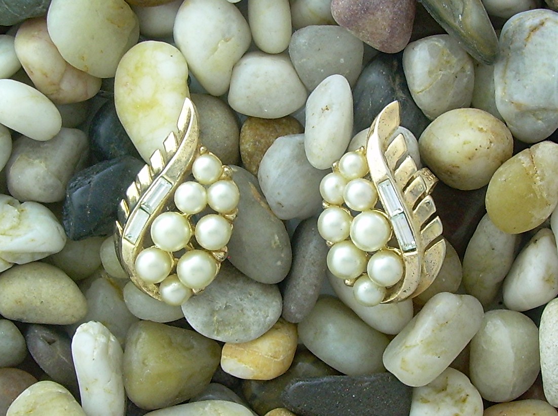 Earrings TRIFARI Goldtone Pearl & Baguette Clip