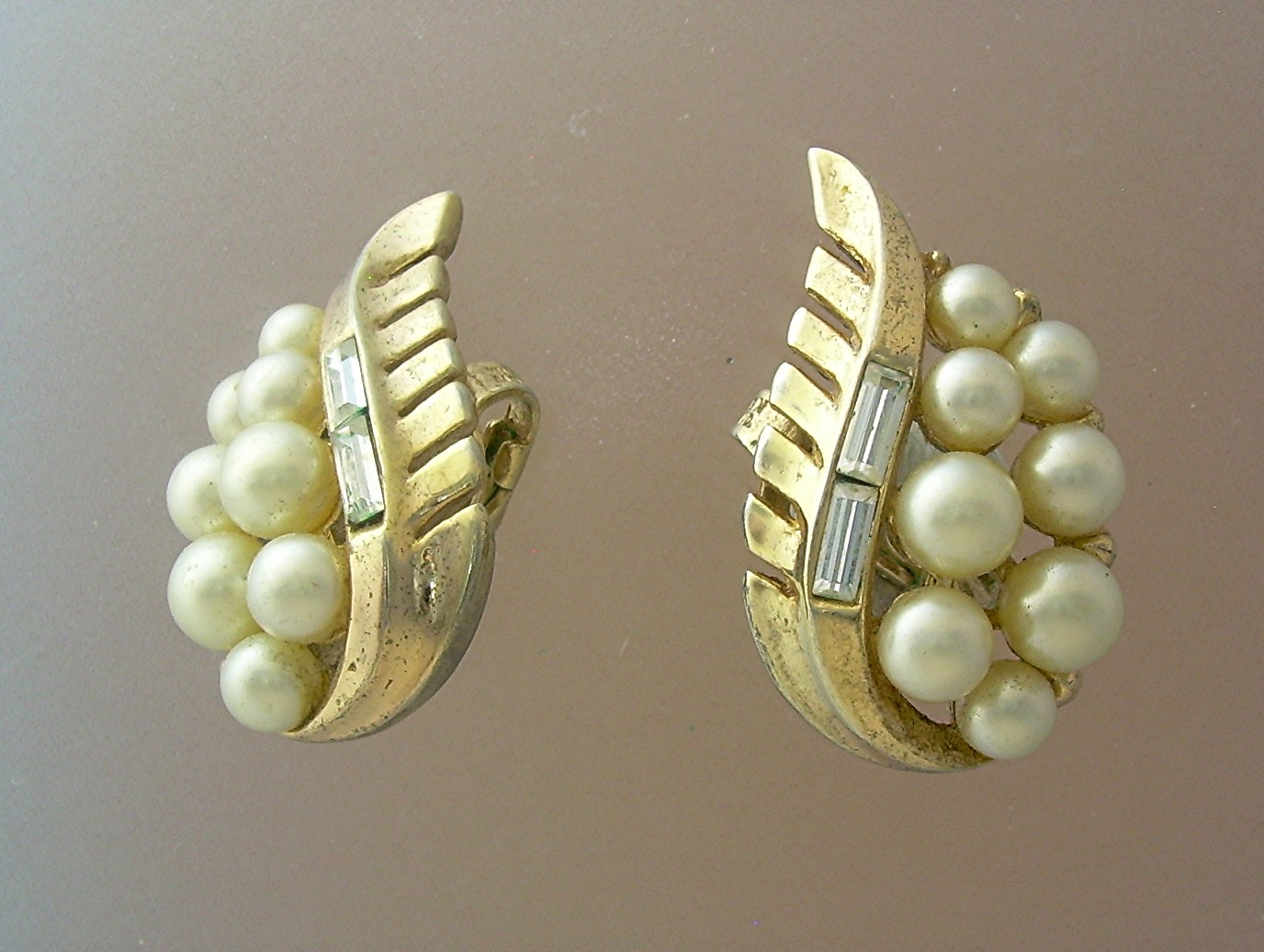 Earrings TRIFARI Goldtone Pearl & Baguette Clip