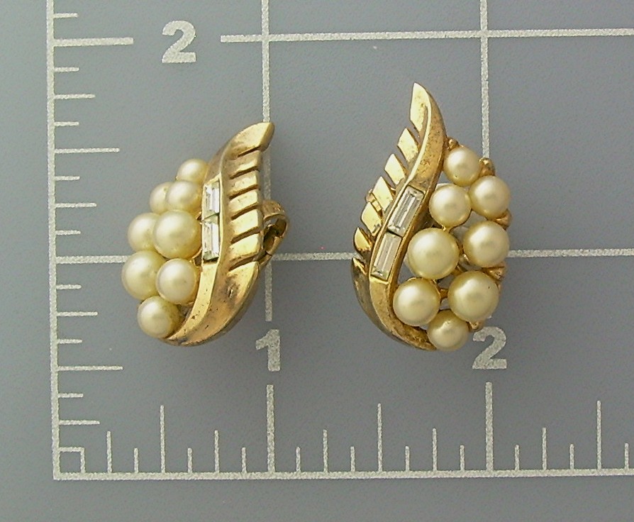 Earrings TRIFARI Goldtone Pearl & Baguette Clip