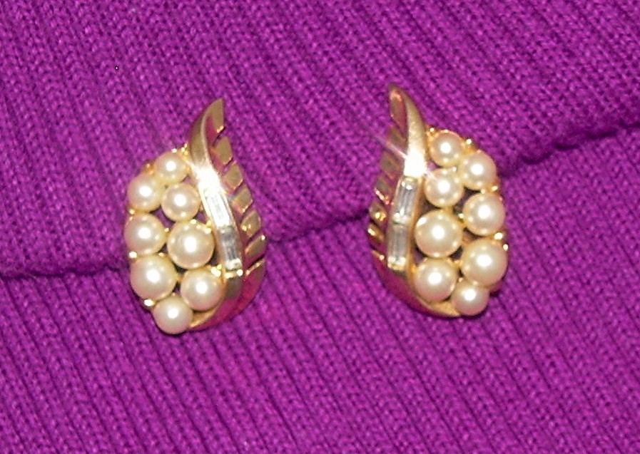 Earrings TRIFARI Goldtone Pearl & Baguette Clip