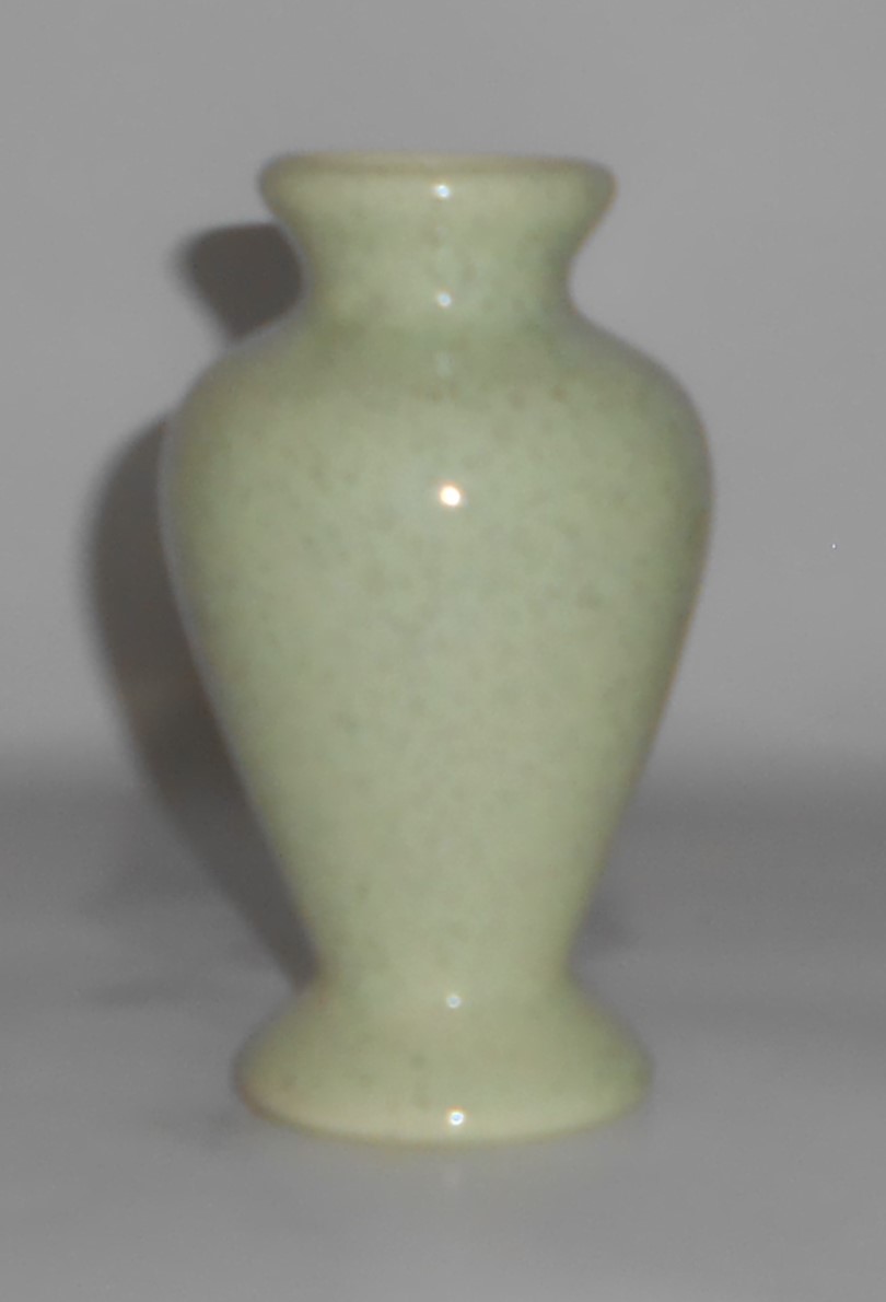 Bauer Pottery Tracy Irwin 4-5/8 Green Speckle Art Vase