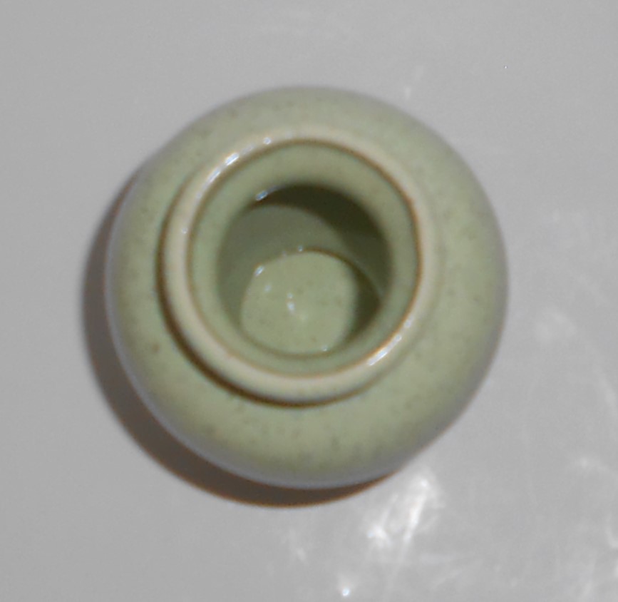Bauer Pottery Tracy Irwin 4-5/8 Green Speckle Art Vase
