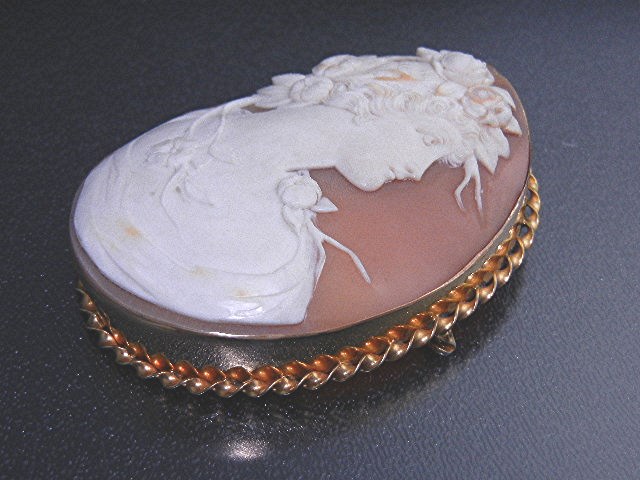 Shell Cameo Carved Brooch Pin 10K Italy