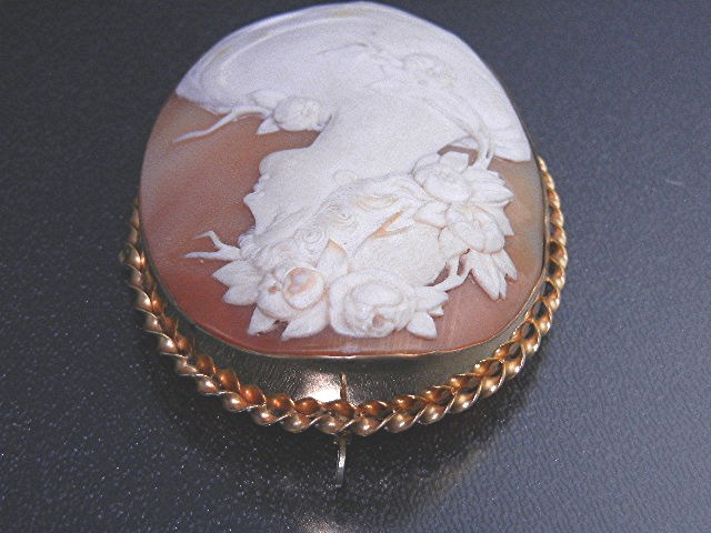 Shell Cameo Carved Brooch Pin 10K Italy