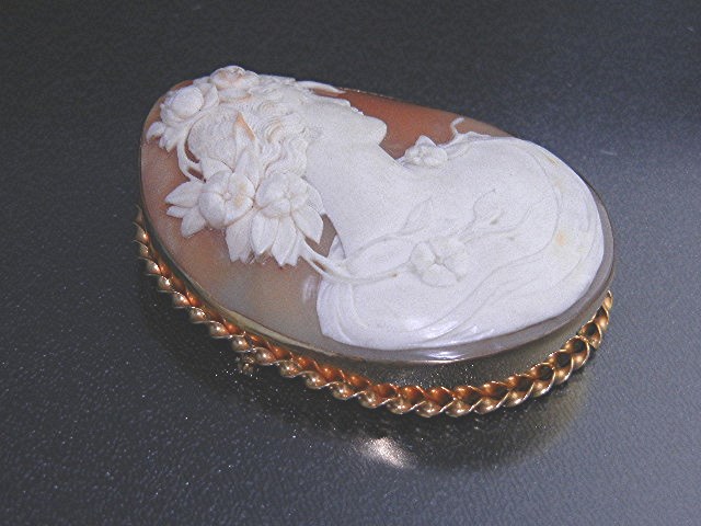 Shell Cameo Carved Brooch Pin 10K Italy