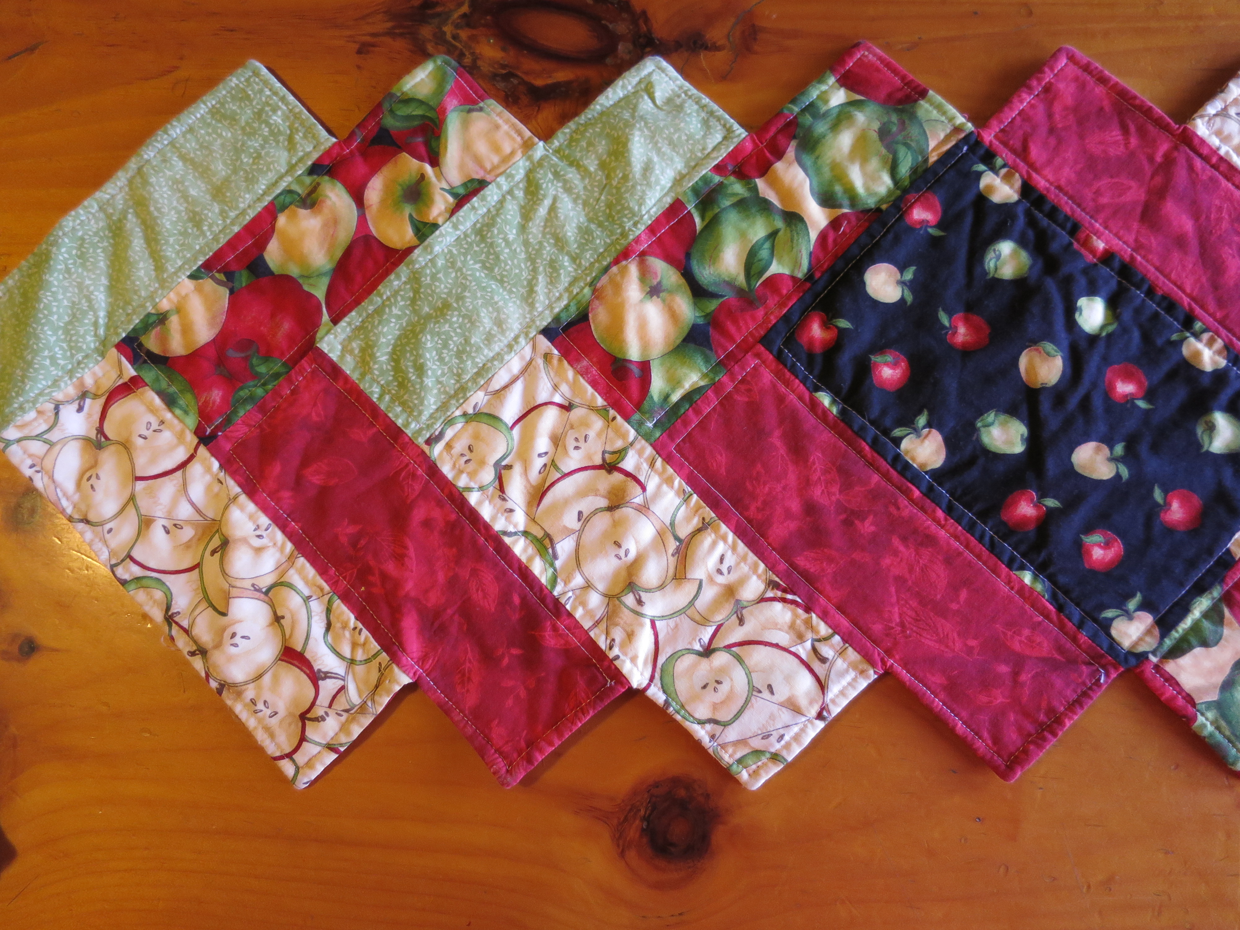 Vintage Quilted Apple Table Runner 4 pc Placemat set
