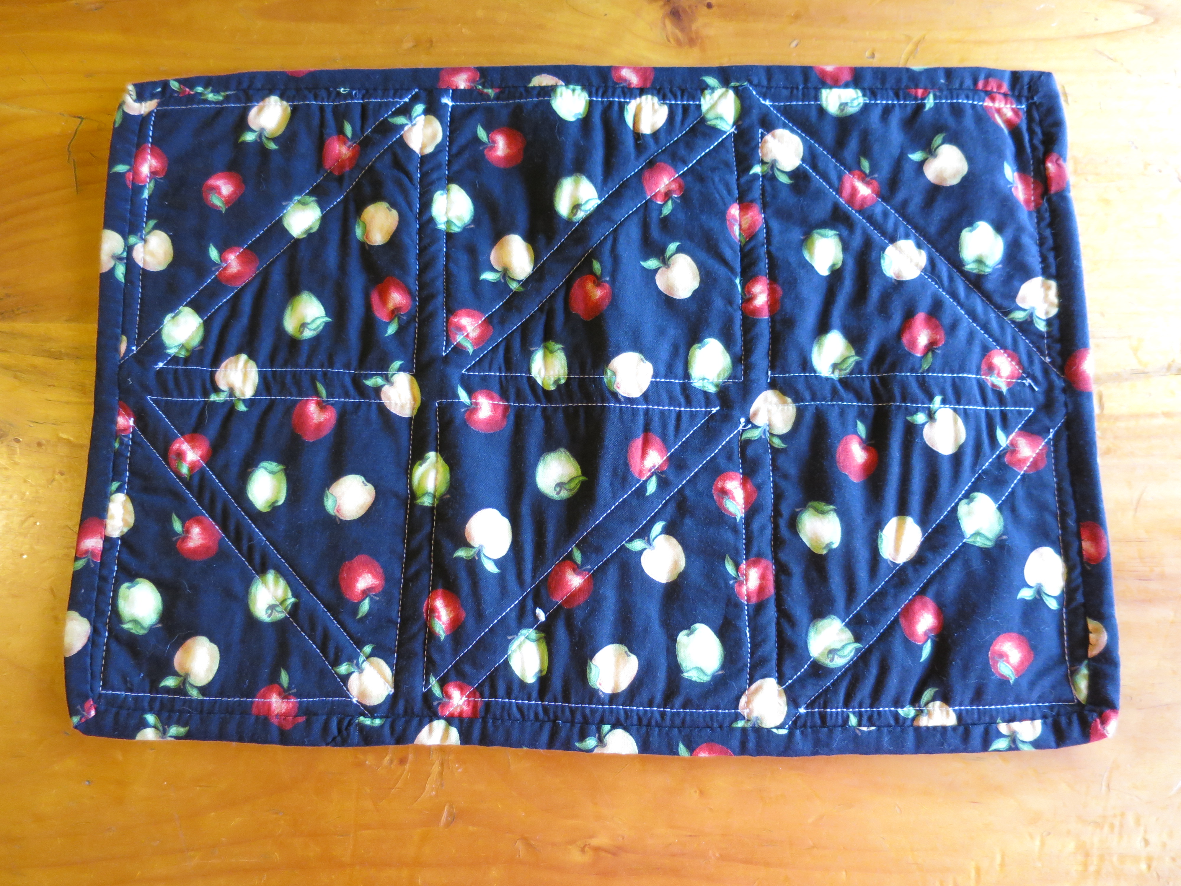 Vintage Quilted Apple Table Runner 4 pc Placemat set