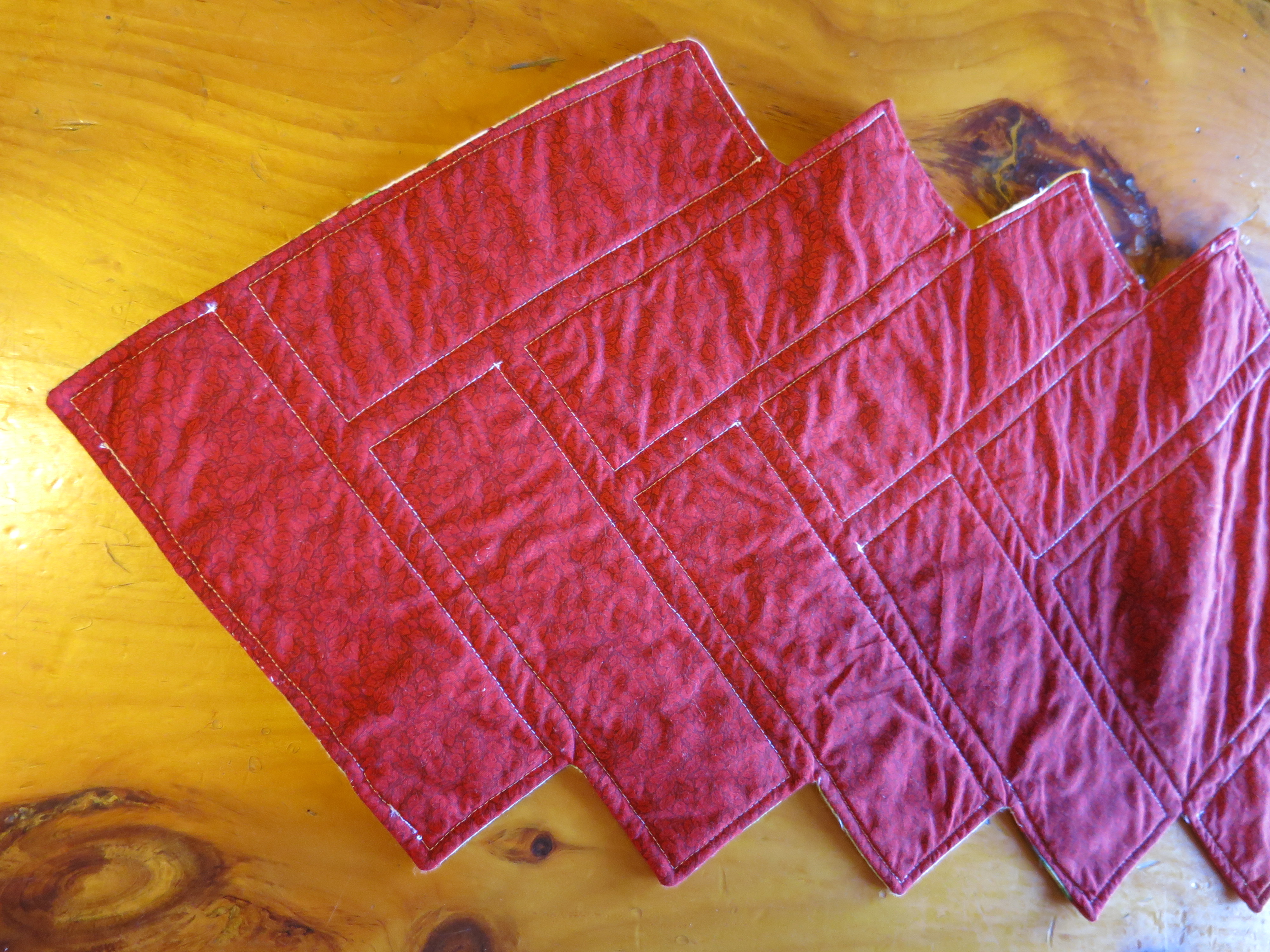 Vintage Quilted Apple Table Runner 4 pc Placemat set