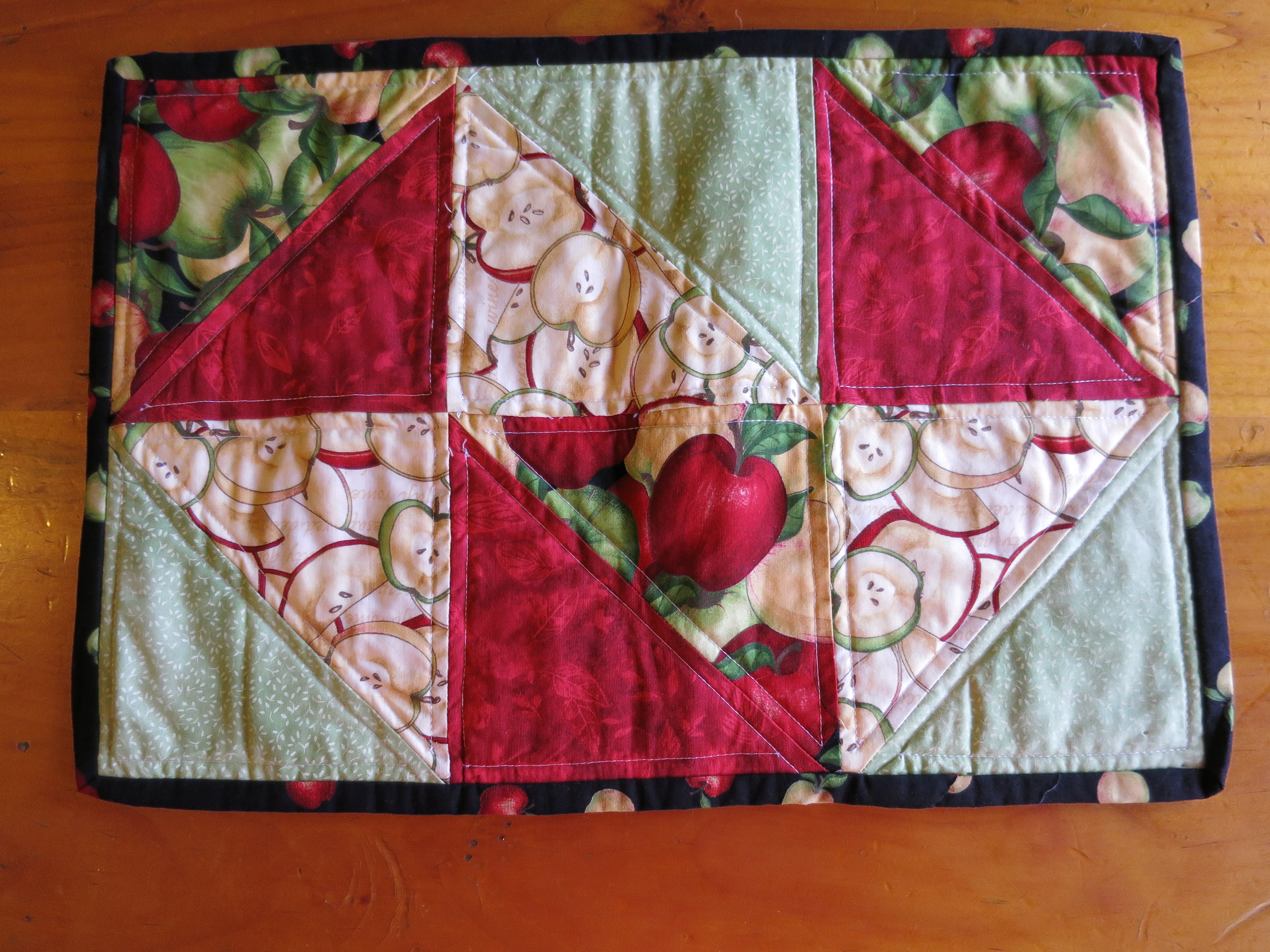 Vintage Quilted Apple Table Runner 4 pc Placemat set