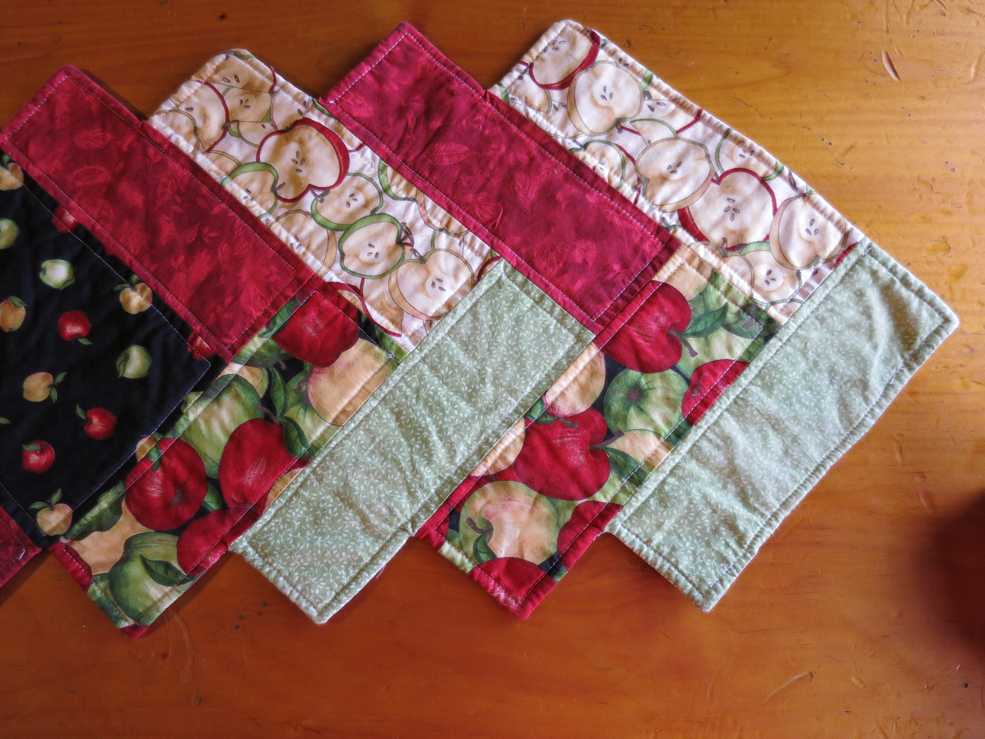 Vintage Quilted Apple Table Runner 4 pc Placemat set