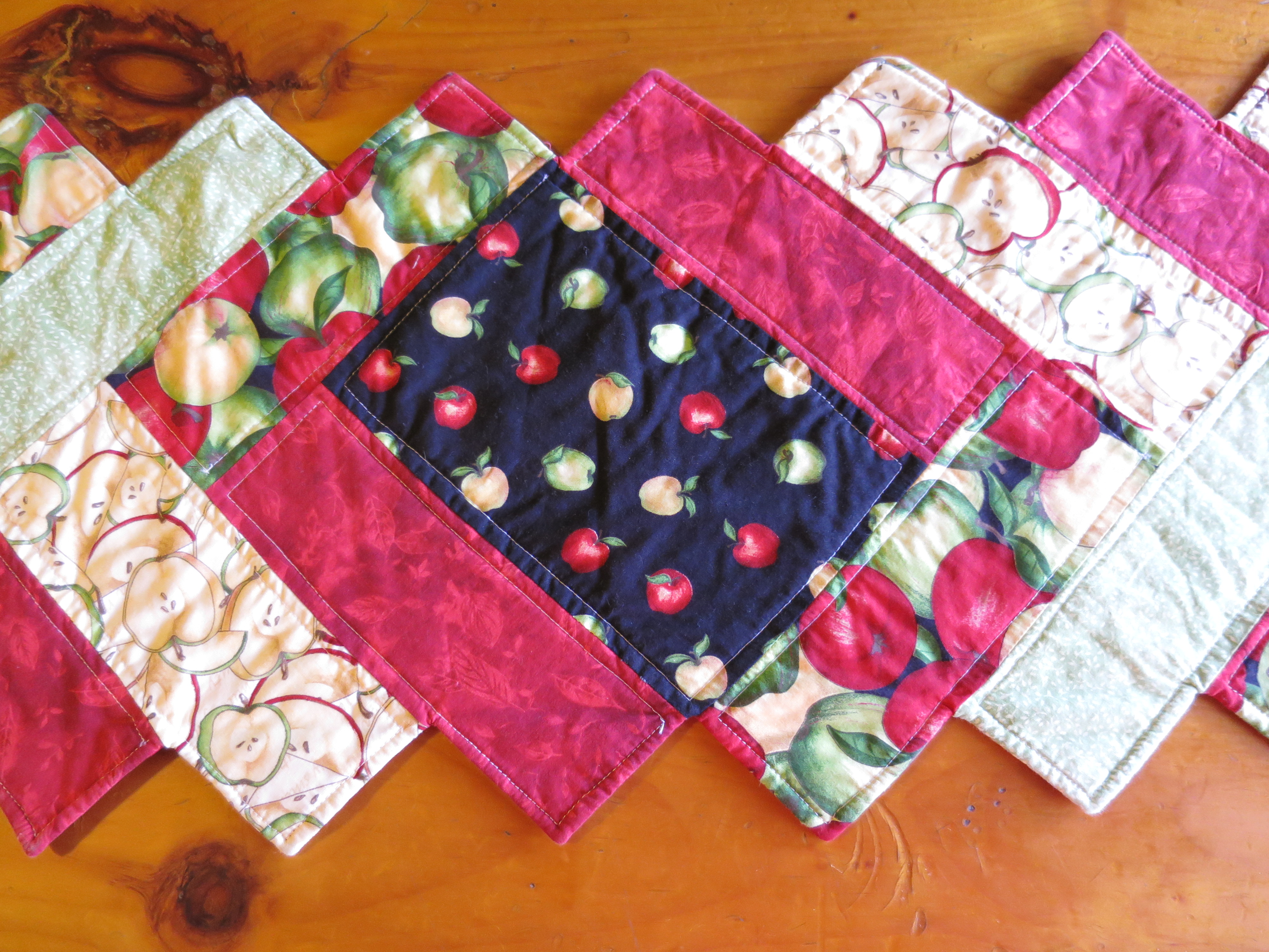 Vintage Quilted Apple Table Runner 4 pc Placemat set