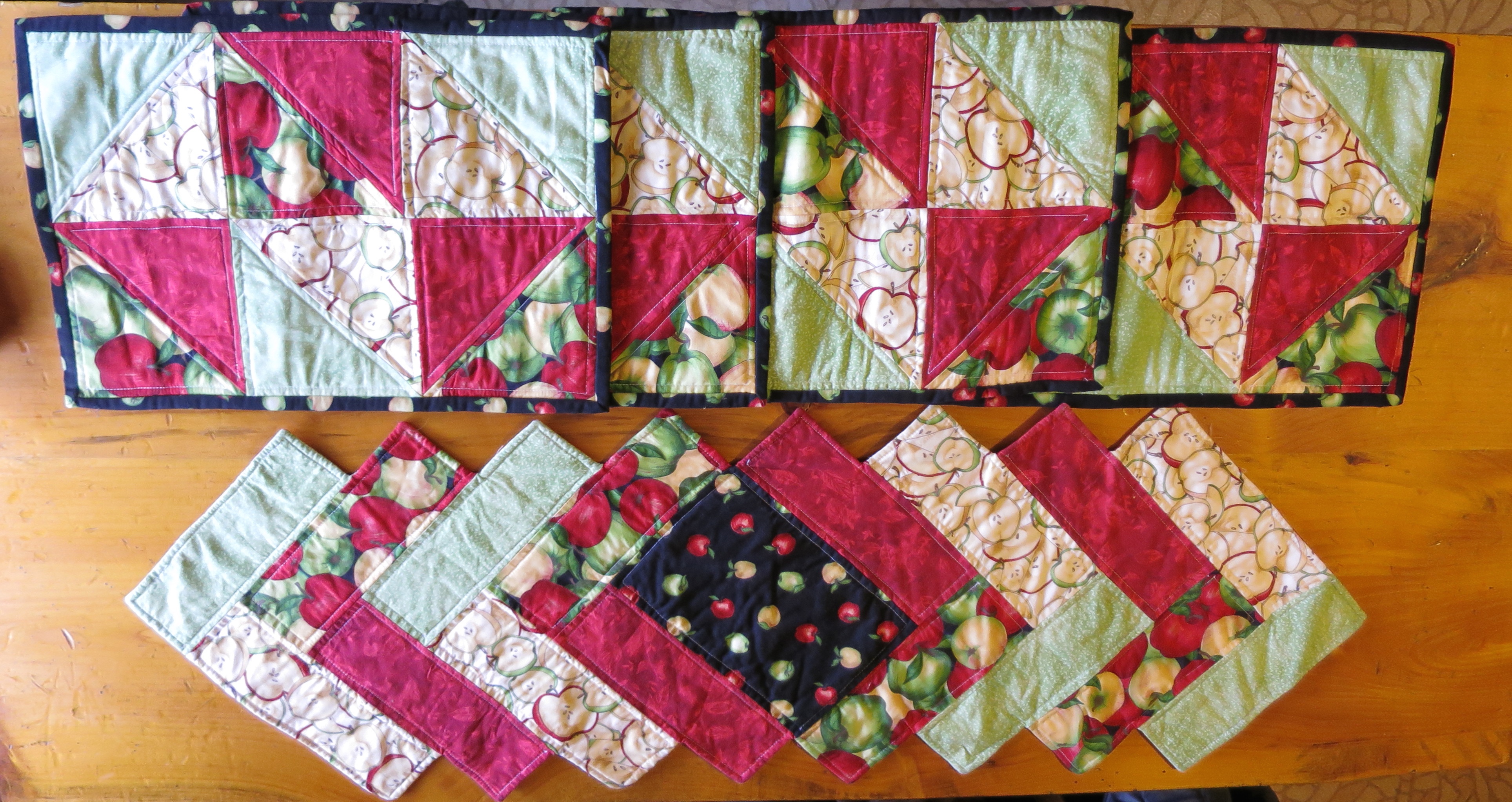 Vintage Quilted Apple Table Runner 4 pc Placemat set