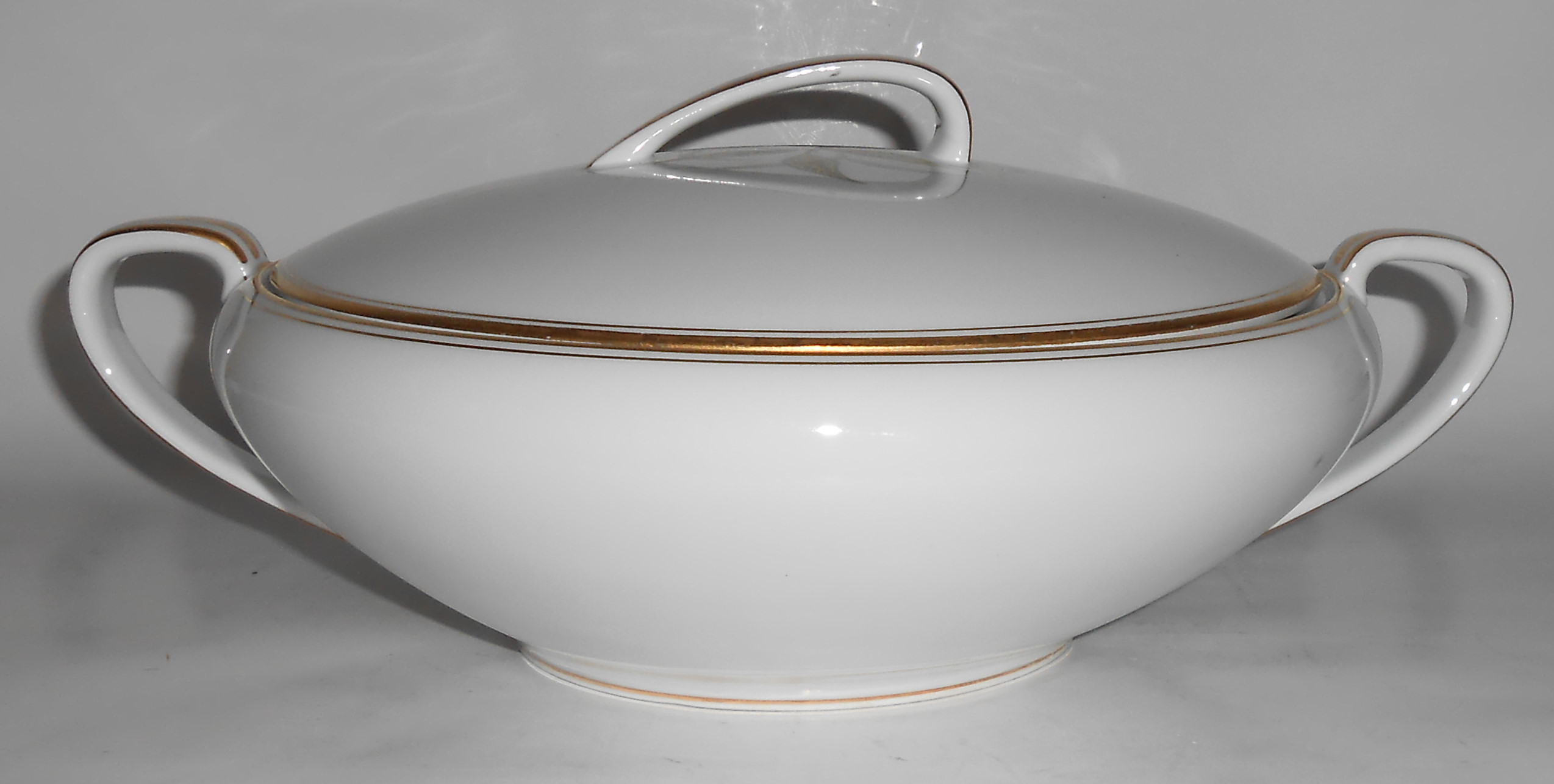 Noritake China Porcelain Green Leaves w/Gold Casserole