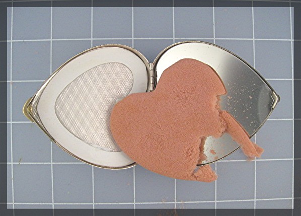 Compact Souvenir Canada HEART Shaped