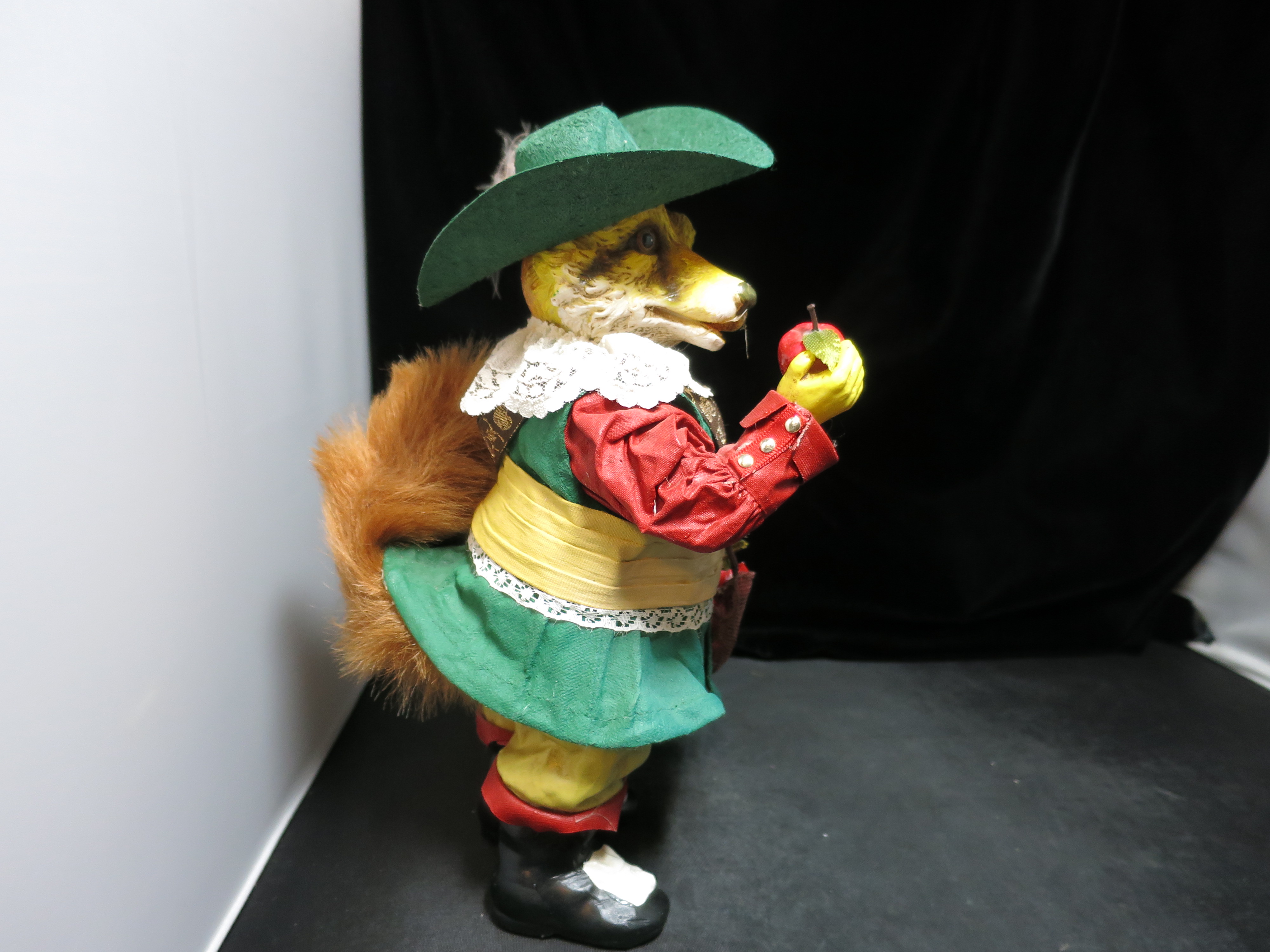 Clothtique Possible Dreams Fox Musketeer Hat Apples