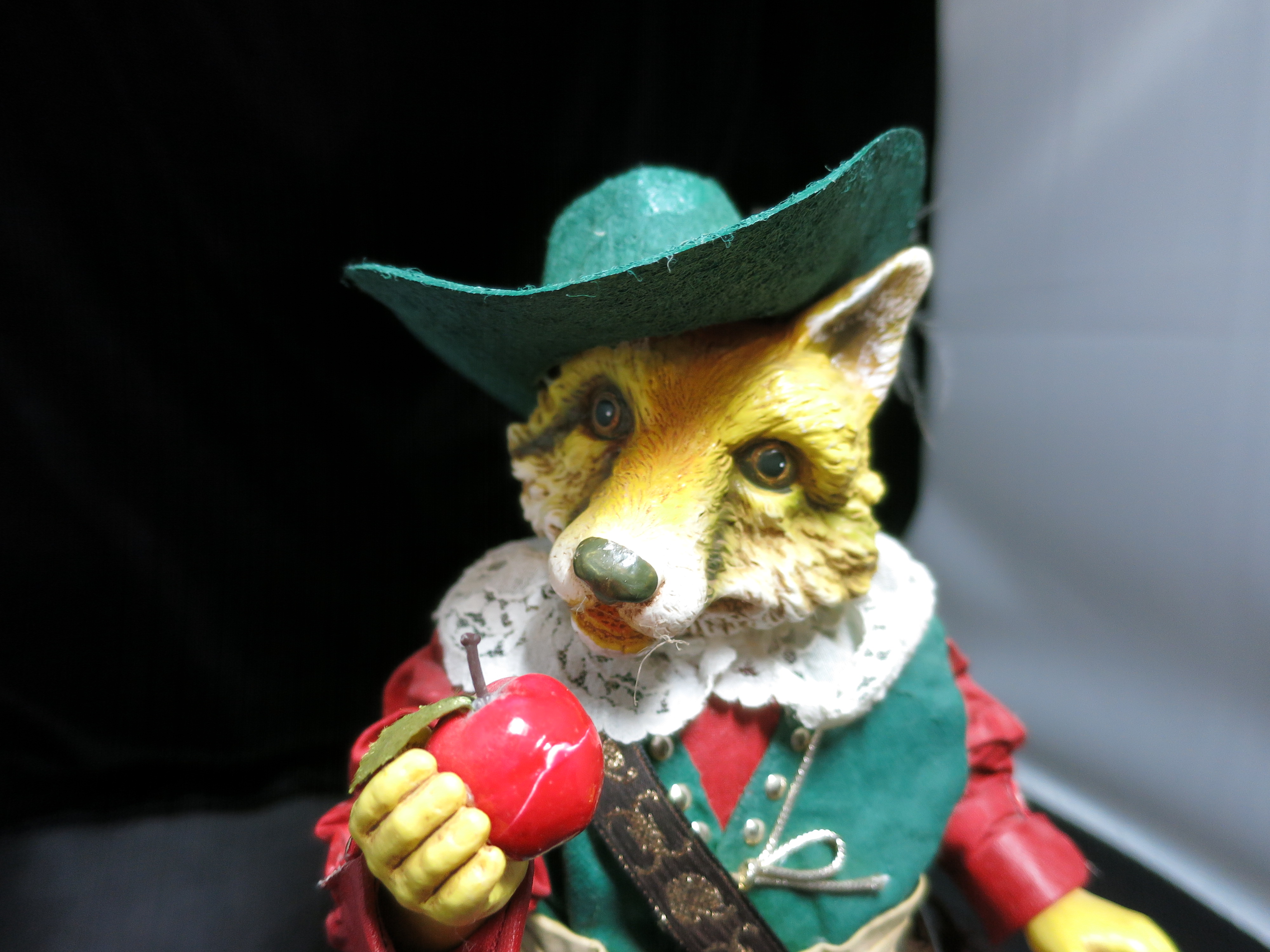 Clothtique Possible Dreams Fox Musketeer Hat Apples