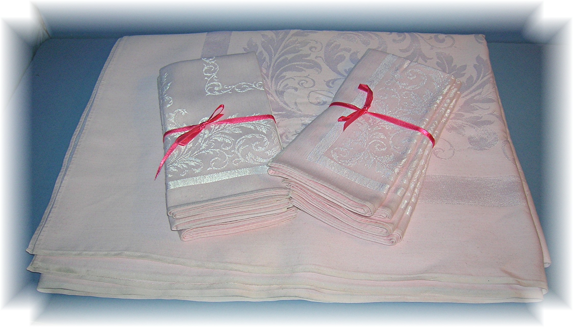 Damask PinkTable Cloth 8 Matching Napkins