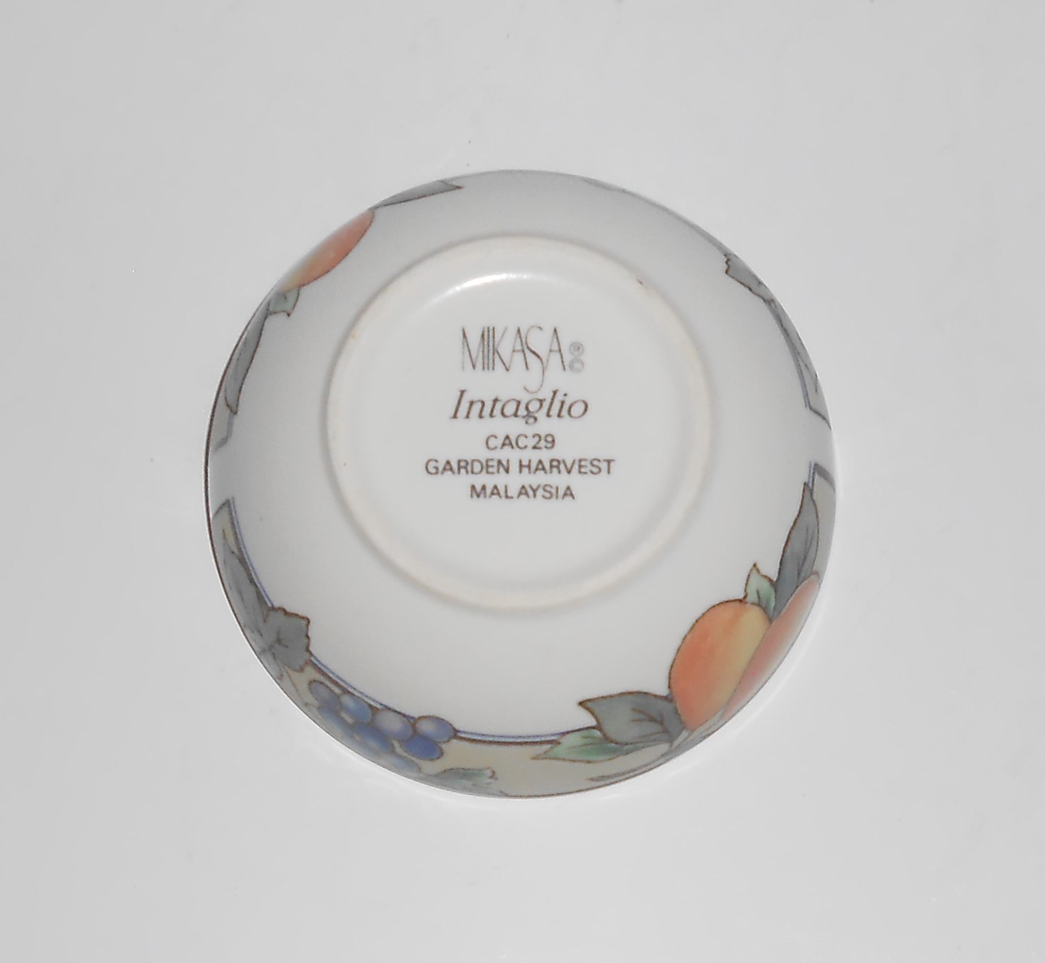 Mikasa Intaglio China CAC29 Garden Harvest Round Box -