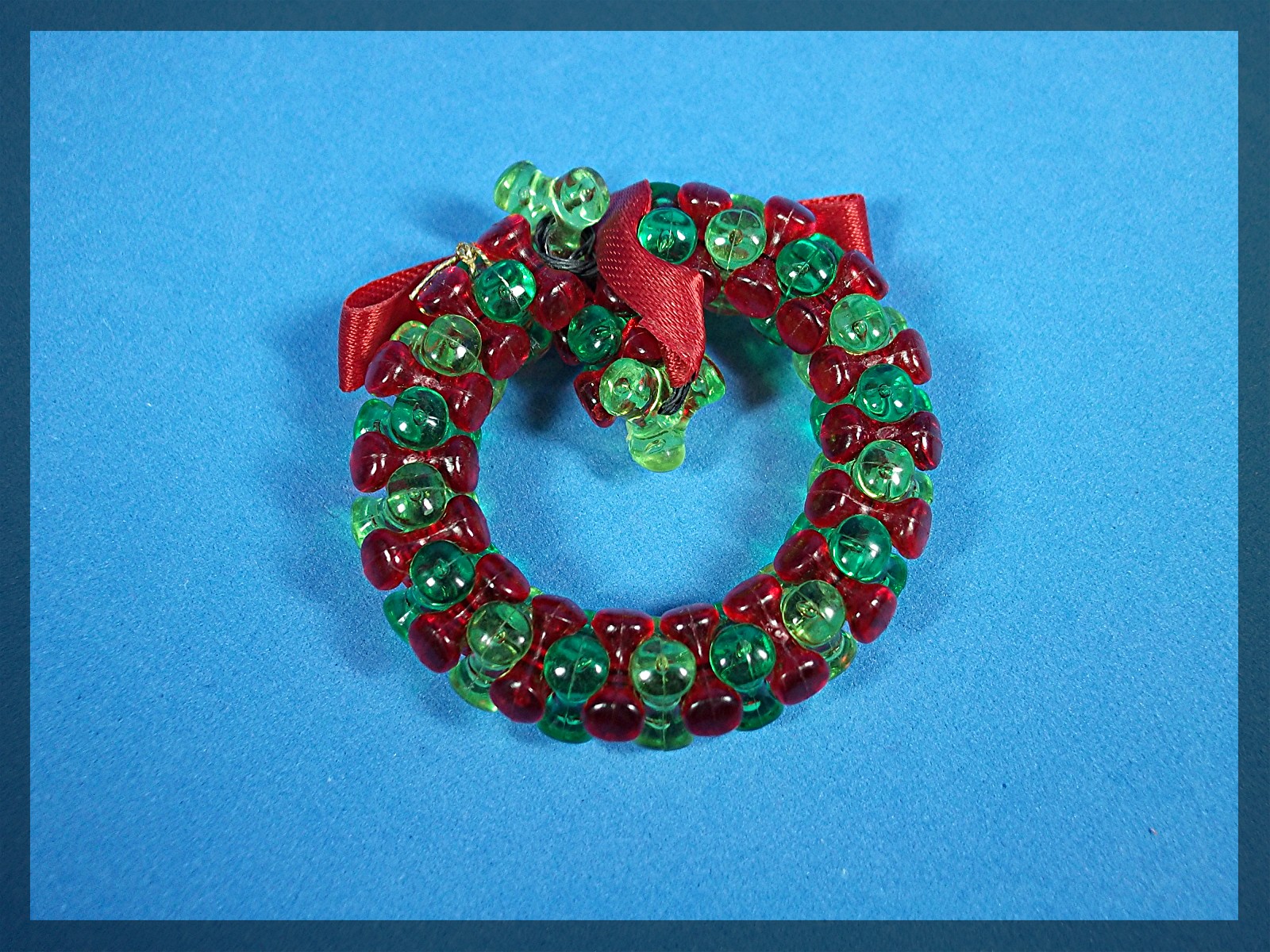 Chrismas wreath ornament red and green