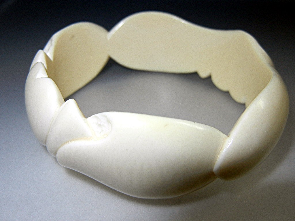 Bracelet Pre Ban Ivory Hearts Bangle