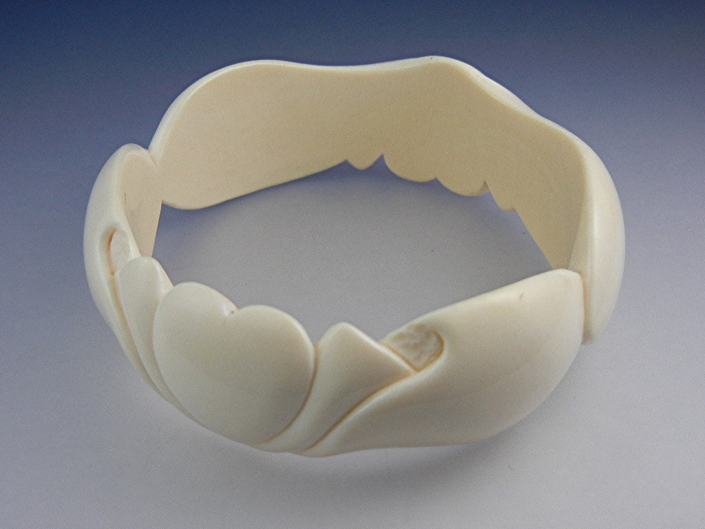 Bracelet Pre Ban Ivory Hearts Bangle