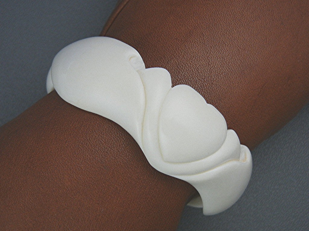 Bracelet Pre Ban Ivory Hearts Bangle