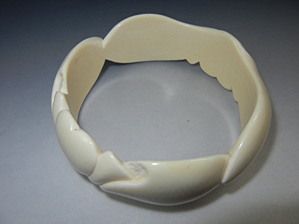 Bracelet Pre Ban Ivory Hearts Bangle