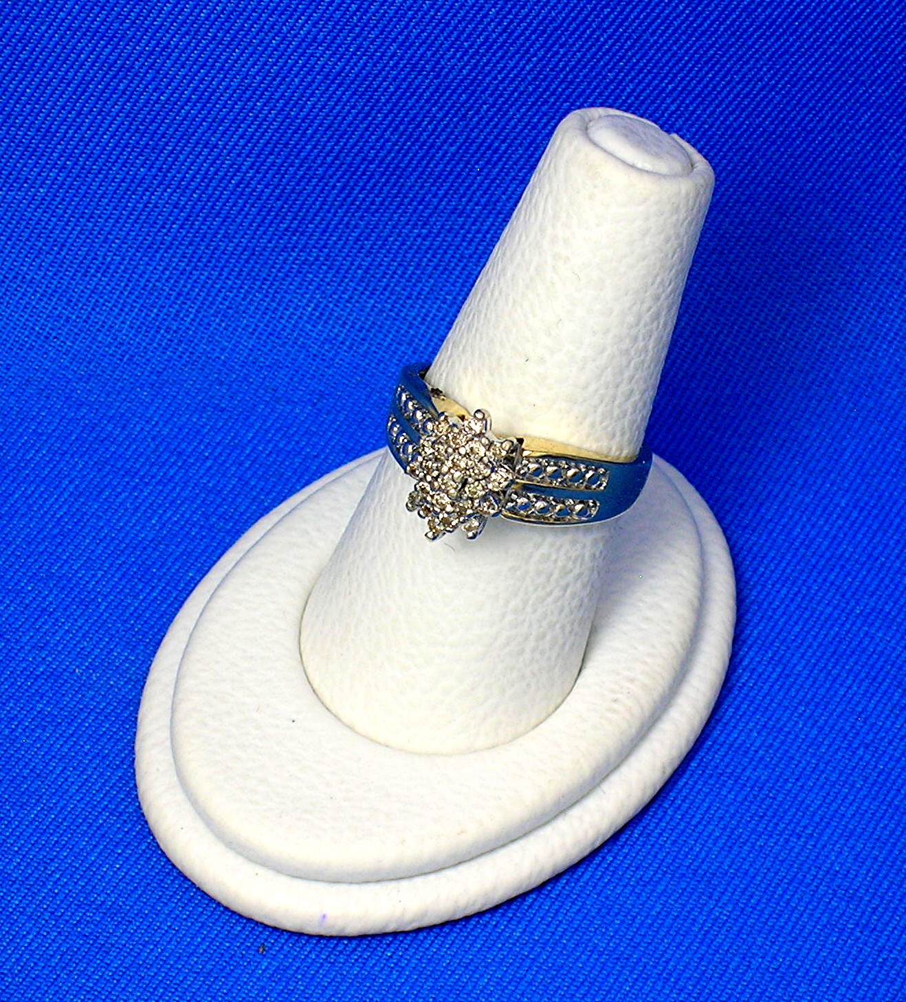 Ring 10K Yellow Gold Diamond Cluster