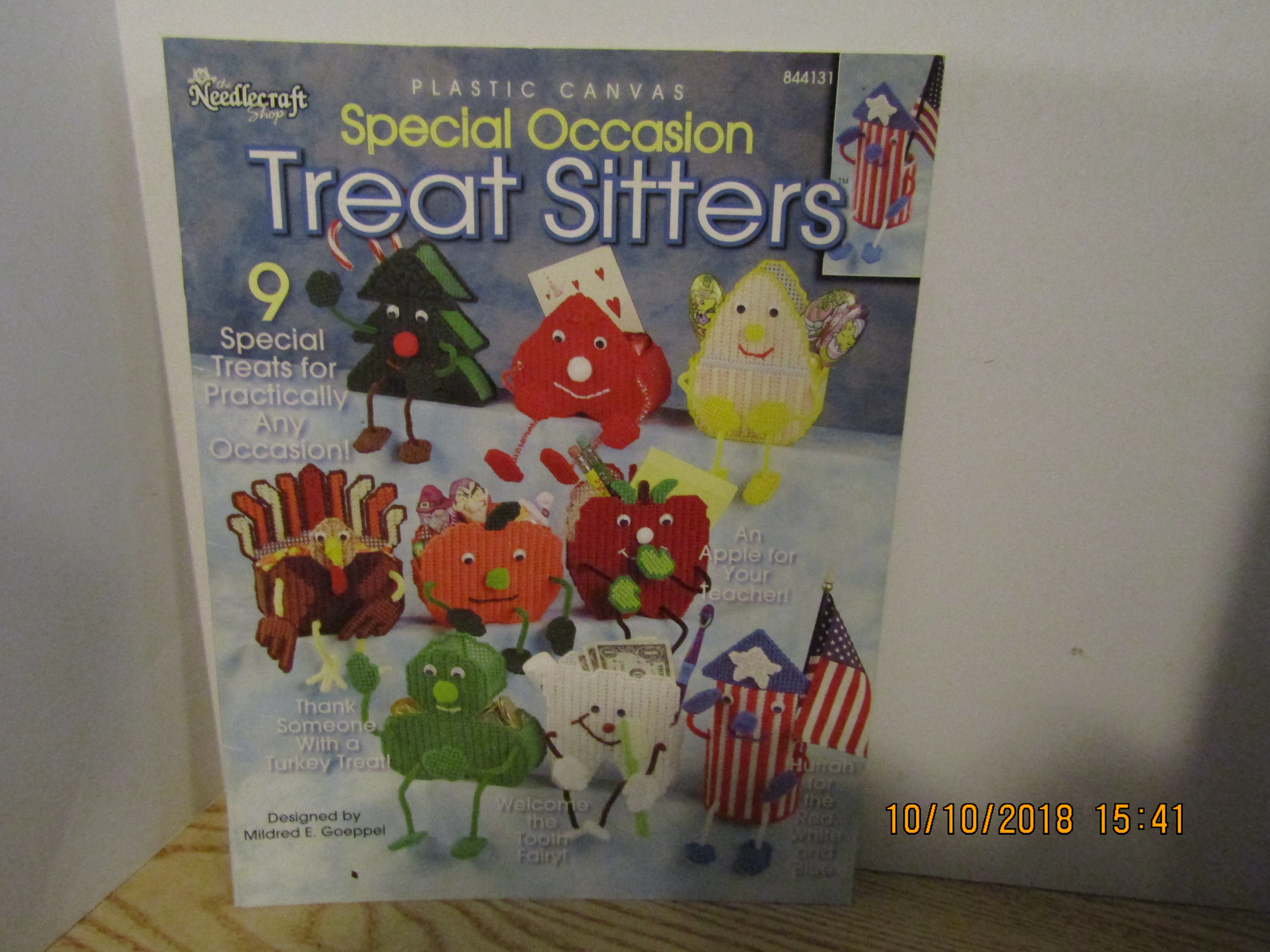 Needlecraft Shop Plastic Canvas Treat Sitters #844131