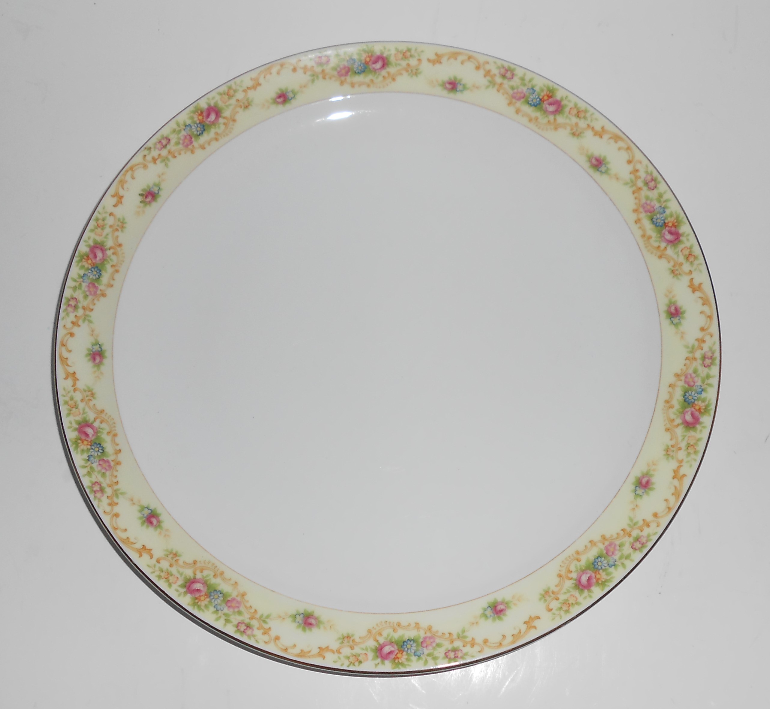 Meito China Porcelain Japan The Windsor w/Gold Dinner P