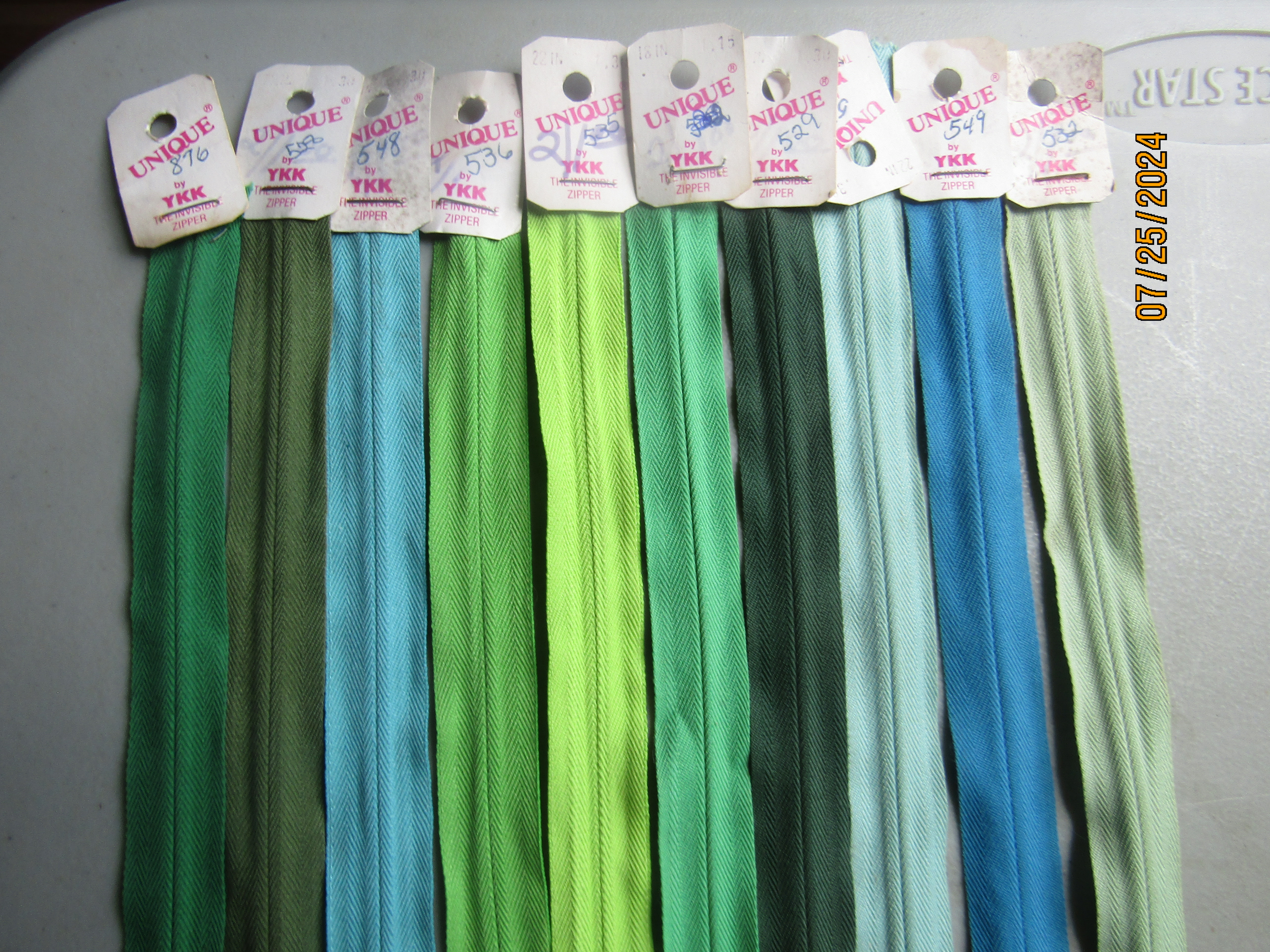 Unique Invisible Various Green Colors 22 Inch Zippers