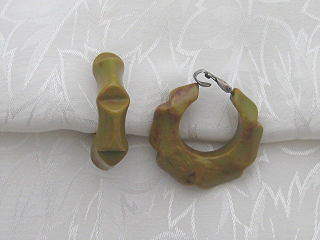 Bakelite Green Hoop Clip Earrings 50s