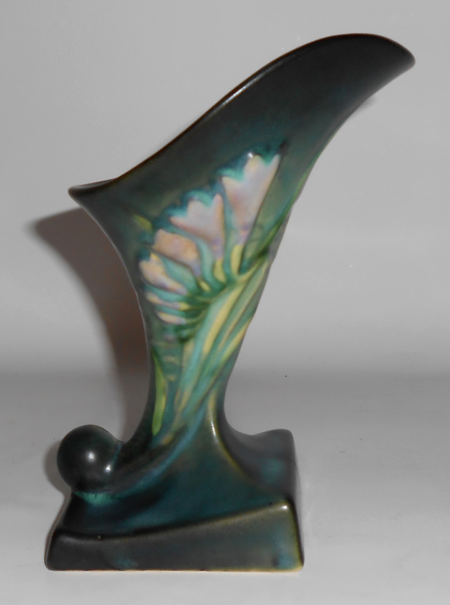 Roseville Pottery Freesia #197-6 Cornucopia Vase! MINT