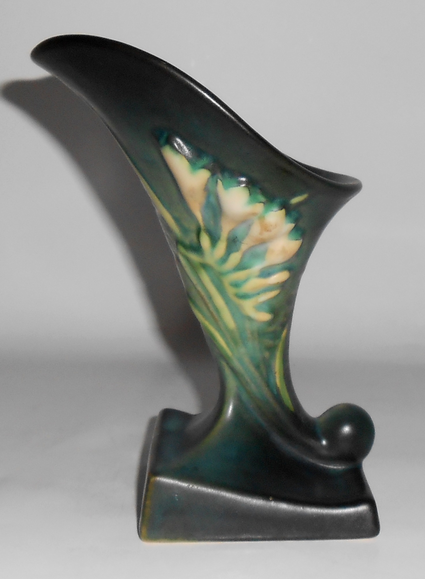 Roseville Pottery Freesia #197-6 Cornucopia Vase! MINT