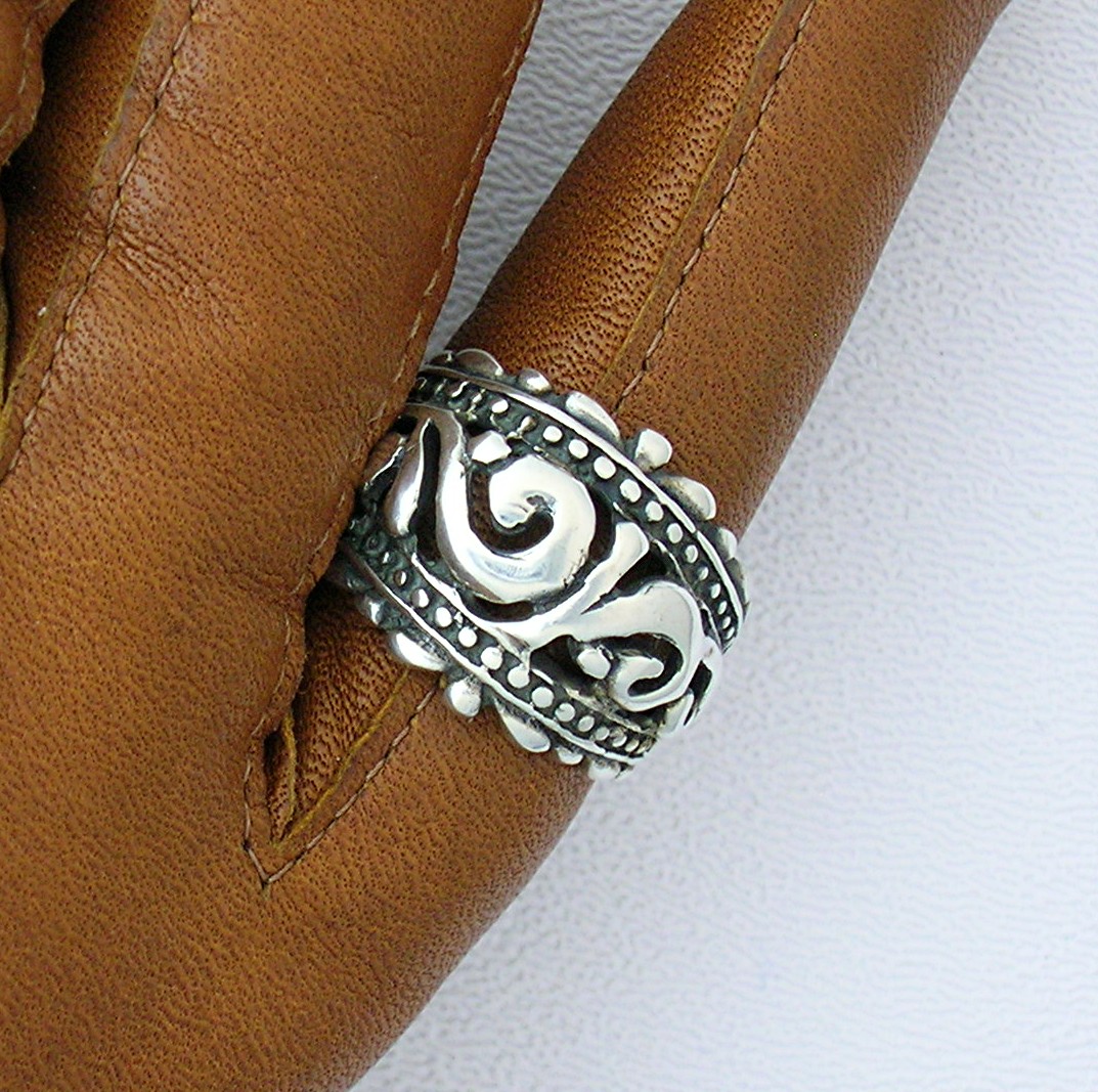 Beautiful Mexican Sterling Silver Dome Ring . . . . .