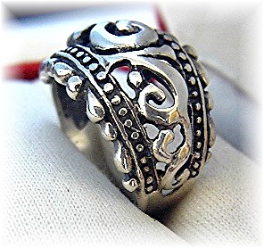 Beautiful Mexican Sterling Silver Dome Ring . . . . .
