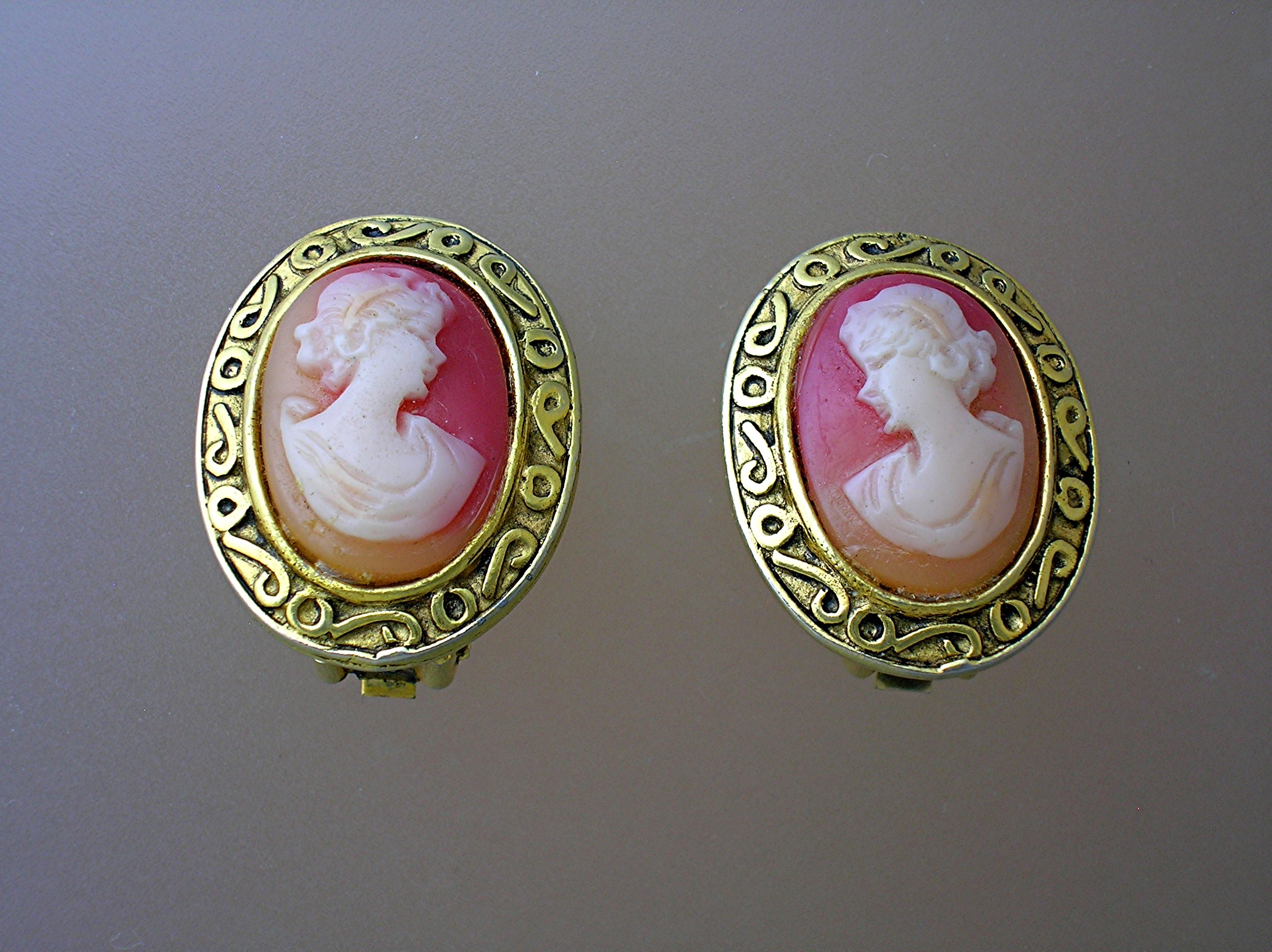 Clip Earrings goldtone set cameos