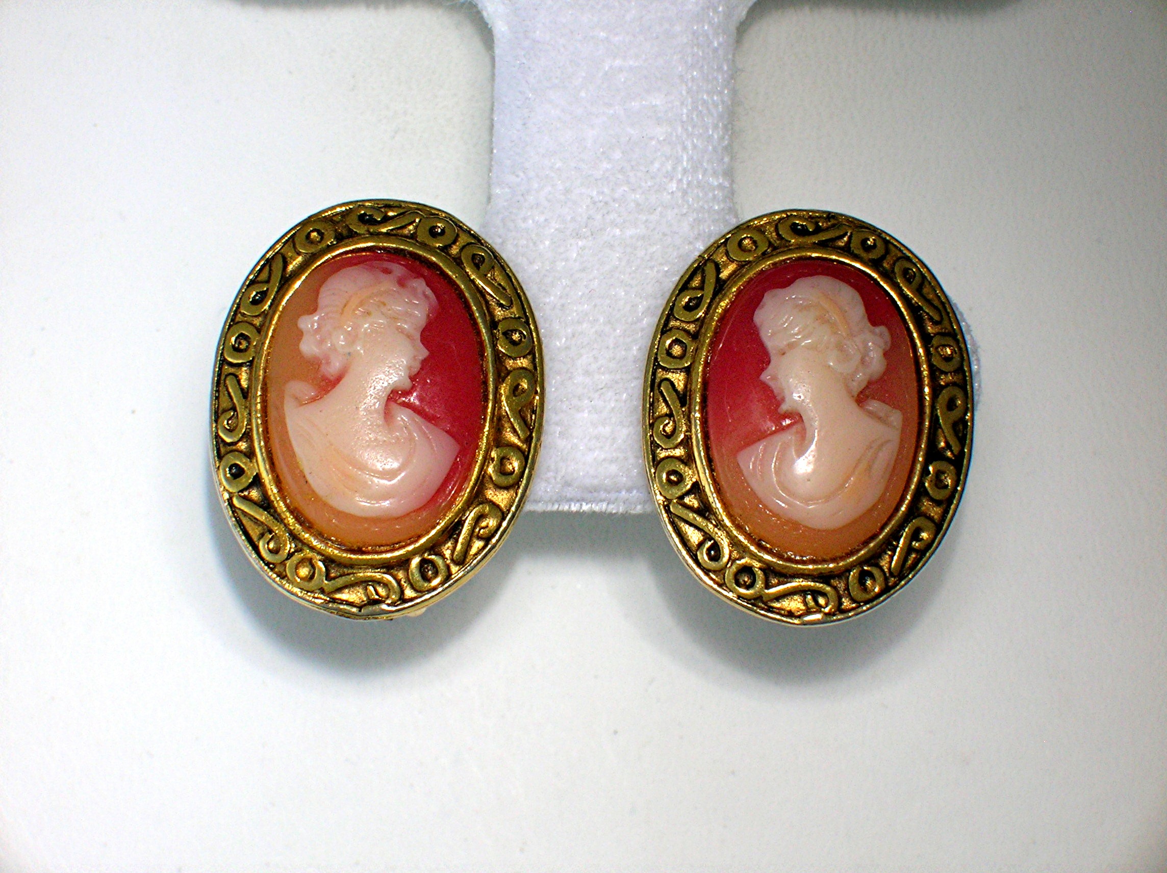 Clip Earrings goldtone set cameos