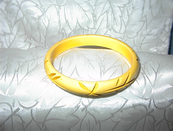 Bakelite Bangle Carved Yellow Cross's Leaves