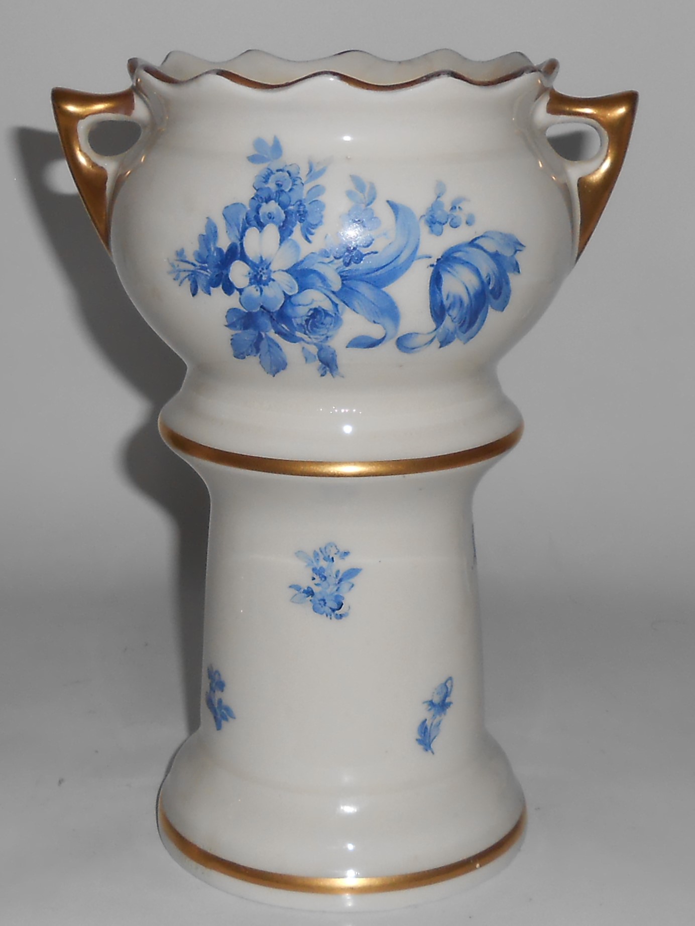 Bethwood Royal China Blue Floral w/Gold Pedestal/Jardin